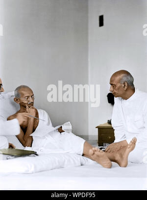 Mahatma Gandhi talking with Sardar Vallabhbhai Patel, Birla House, Mumbai, Maharashtra, India, August 1942 Stock Photo