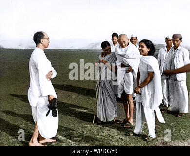 Mahatma Gandhi walking with Dr Sushila Nayar and Abha Gandhi, India, Asia, July 1944 Stock Photo