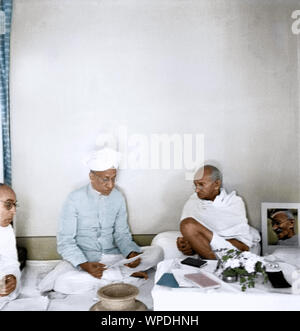 Mahatma Gandhi talking with Sarvepalli Radhakrishnan, Mumbai, Maharashtra, India, Asia, September 1944 Stock Photo