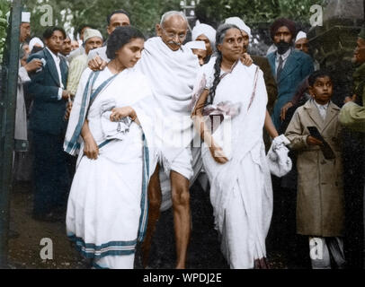 Mahatma Gandhi walking with support from Dr Sushila Nayar, India, Asia, 1944 Stock Photo