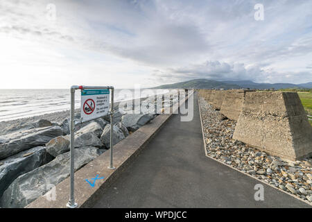 Do not climb on the rocks warning sign on Fairbourne beach Gwynedd in Mid Wales Stock Photo