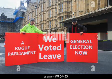 London, UK. 9th Sep, 2019. Proleave protesters outside Parliament with placards as Prime Minister Boris Johnson bids for a successful motion to get a general election before 31 October Credit: amer ghazzal/Alamy Live News