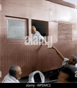 Mahatma Gandhi collecting donations for Harijan Fund in South India, Asia, January 1946 Stock Photo