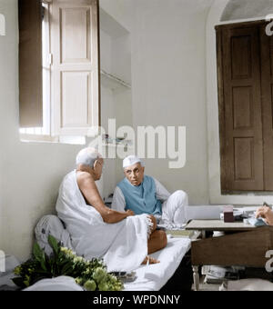 Mahatma Gandhi talking with Jawaharlal Nehru, Bhangi Colony in Delhi, India, Asia, October 2, 1946 Stock Photo