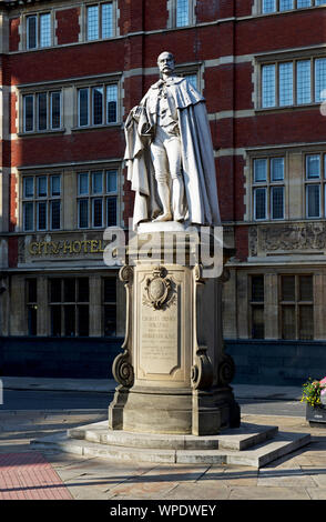 Statue of Charles Henry Wilson, former MP, benefactor and shipping line owner, Alfred Gelder Street, Hull, East Yorkshire, England, UK. Stock Photo