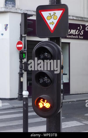 Paris, Radweg, Abbiegen bei Rot - Paris, Cycle Path, right turn at red light Stock Photo