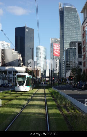 Paris Tramway Linie T2 Faubourg de l Arche Stock Photo Alamy