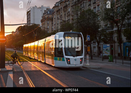 Paris, Straßenbahn T3 auf den Boulevard des Maréchaux - Paris, Tramway T3 at Boulevard des Maréchaux Stock Photo