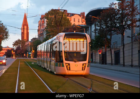 Paris, Straßenbahn T3 auf den Boulevard des Maréchaux - Paris, Tramway T3 at Boulevard des Maréchaux Stock Photo