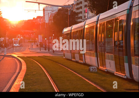 Paris, Straßenbahn T3 auf den Boulevard des Maréchaux - Paris, Tramway T3 at Boulevard des Maréchaux Stock Photo