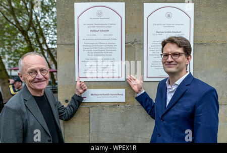 Hamburg, Germany. 09th Sep, 2019. Willfried Maier (l), First Chairman of the Patriotic Society, and Meik Woyke, Chairman of the Board of the Federal Chancellor Helmut Schmidt Foundation, point to a commemorative plaque for former Chancellor Helmut Schmidt on the 'Zeit' building. With this plaque, the Patriotic Society of 1765 commemorates the former Federal Chancellor. Schmidt worked as co-editor of the weekly newspaper 'Die Zeit' for more than 30 years. Credit: Axel Heimken/dpa/Alamy Live News