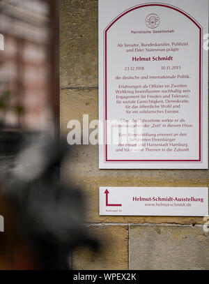 Hamburg, Germany. 09th Sep, 2019. A commemorative plaque for former Chancellor Helmut Schmidt is attached to the 'Zeit' building. With this plaque, the Patriotic Society of 1765 commemorates the former Federal Chancellor. Schmidt worked as co-editor of the weekly newspaper 'Die Zeit' for more than 30 years. Credit: Axel Heimken/dpa/Alamy Live News