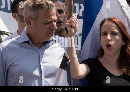 Jerusalem, Israel. 9th September, 2019. MK NITZAN HOROWITZ (L), Democratic Union leader and Meretz chairman, and STAV SHAFFIR (R), former Labor MK and leader of 2011 Israeli social justice protests, number 2 on the the Democratic Union list, lead a protest against PM Netanyahu citing criminal suspicions, immoral campaigning and a blitz attempt to legislate the allowance of cameras inside election ballot booths. Credit: Nir Alon/Alamy Live News Stock Photo