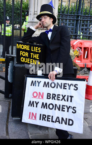 London, UK. 04th Sep, 2019. An anti-Brexit demonstrator stands before the British Parliament. Credit: Waltraud Grubitzsch/dpa-Zentralbild/ZB/dpa/Alamy Live News Stock Photo