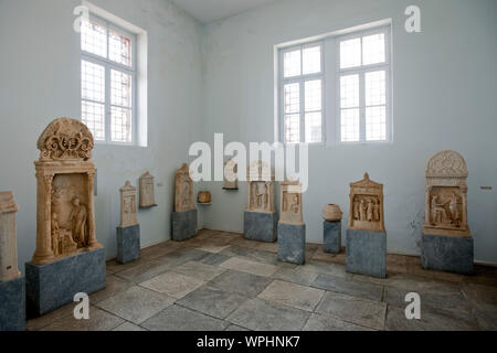 Griechenland, Kykladen, Mykonos, Mykonos-Stadt (Chora), Archäologisches Museum, Saal  Zita, hellenistische Grabstelen Stock Photo
