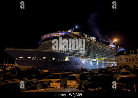 VLADIVOSTOK, RUSSIA - SEPTEMBER 9, 2019: The Quantum-class cruise ship 'Spectrum of the Seas' in Vladivostok harbor at night. Stock Photo