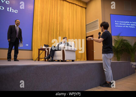 (190909) -- BEIJING, Sept. 9, 2019 (Xinhua) -- Yang Chen-ning (C), a Nobel prize-winning physicist, answers questions raised by a student at the opening ceremony of the first CAS-Leopoldina Joint Conference in Beijing, capital of China, Sept. 9, 2019. The Chinese Academy of Sciences (CAS) and the German Academy of Sciences Leopoldina signed the Beijing Declaration on Monday at the opening ceremony of the first CAS-Leopoldina Joint Conference 'Science for Future: All Starts with Basic Research,' pledging to step up basic research and promote communication among young researchers from the two co Stock Photo