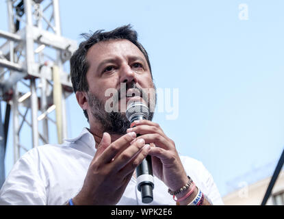 Rome, Italy. 09th Sep, 2019. Demonstration in Piazza Montecitorio of the Brothers of Italy and the League against the establishment of the new Conte-Bis government. On the stage the leaders of the two parties: Giorgia Meloni and Matteo Salvini. The governor of Liguria Giovanni Toti, leader of 'Cambiamo!' (Photo by Patrizia Cortellessa/Pacific Press) Credit: Pacific Press Agency/Alamy Live News Stock Photo