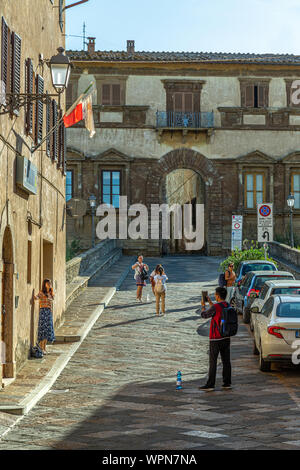tourists at Campana Palce, Colle Val d'Elsa door. tuscany, Italy Stock Photo