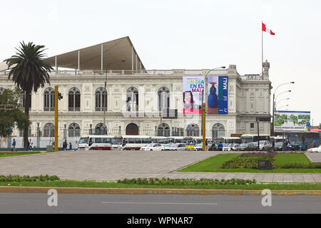 LIMA, PERU - JULY 21, 2013: MALI, the Art Museum of Lima in the Parque de la Exposicion in the city center with Plaza Grau in the front Stock Photo