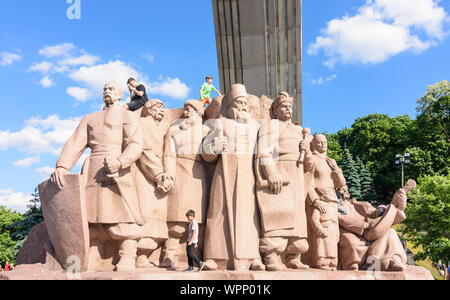 Kiev, Kyiv: People's Friendship Arch (Friendship of Nations Monument), titanium arch,  granite stele depicting the participants of the Pereyaslav Coun Stock Photo