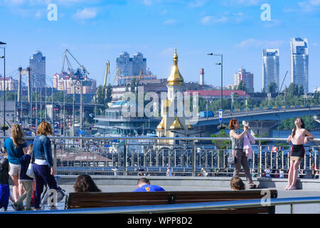 Kiev, Kyiv: promenade  at west bank of river Dnipro (Dnieper), view from Poshtova Square (Postal Square) to north, church Saint Nicholas on the water Stock Photo