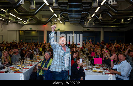 TV wine expert Olly Smith leads an attempt to break the Guinness World Record for the largest ever recorded sommelierie lesson, with over 330 participants at London's Kia Oval this evening, marking the launch of the Wine & Spirit Education Trust's first ever Wine Education Week at The Kia Oval, London. Stock Photo