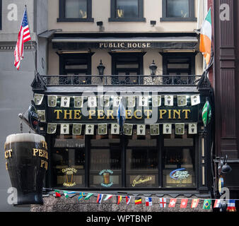 Outside of Connolly’s Irish Bar, 45th Street, Midtown Manhattan, New York, USA Stock Photo