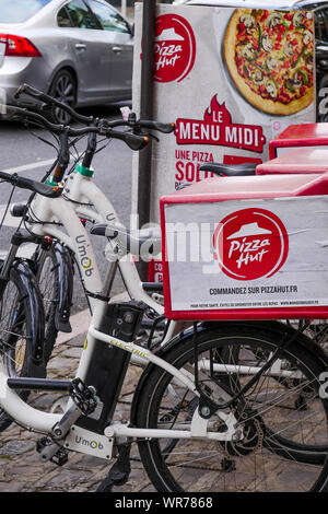 Pizza Hut delivery bicycles, Vincennes, Val-de-Marne, Île-de-France, France Stock Photo
