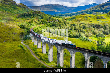 Pic shows The Jacobite Express (The train made famous as the Hogwarts Express in the Harry Potter films) crosses the Glenfinnan Viaduct in the Scottis Stock Photo