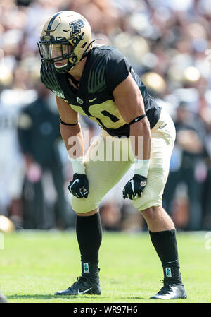 Purdue running back Zander Horvath (40) makes a catch on his way to a ...