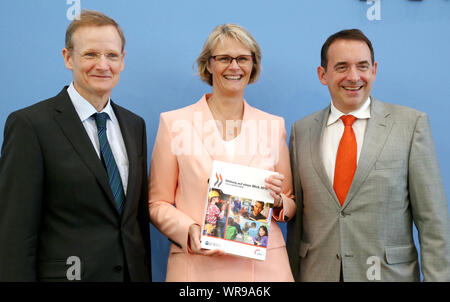 10 September 2019, Berlin: Ludger Schuhknecht (l-r), OECD Deputy Secretary General, Anja Karliczek (CDU), Federal Minister of Education, and Alexander Lorz (CDU), Head of the Conference of Education Ministers, will take part in the presentation of the OECD study 'Education at a Glance 2019'. The study examines for all 36 OECD countries and 10 other countries what characterises their education systems, on what educational success depends and how promising individual and social investments in education are. Photo: Wolfgang Kumm/dpa Stock Photo
