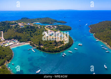 Aerial view of iconic paradise sandy beaches with turquoise sea in complex islands of Agios Nikolaos and Mourtos in Sivota area, Epirus, Greece Stock Photo