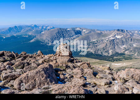 Mountain Top - Summer morning view from top of Longs Peak, looking from summit entry-exit point of Keyhole Route, Rocky Mountain National Park, CO, US. Stock Photo