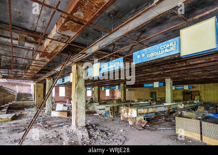 Pripyat (Prypiat): abandoned supermarket in Chernobyl (Chornobyl) Exclusion Zone, Kiev Oblast, Ukraine Stock Photo