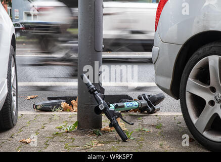 15 August 2019, Hessen, Frankfurt/Main: An electric pedal scooter is located on the edge of a cycle path in the city centre. Photo: Frank Rumpenhorst/dpa Stock Photo