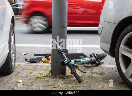 15 August 2019, Hessen, Frankfurt/Main: An electric pedal scooter is located on the edge of a cycle path in the city centre. Photo: Frank Rumpenhorst/dpa Stock Photo