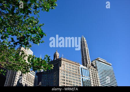 Chicago, Illinois, USA. An architectural contrast along the the south bank of the Chicago River. Stock Photo