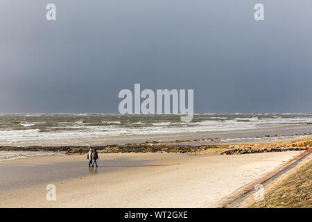 Norderney, Weststrand, Sonnenlicht, dunkle Wolken, Strand, Buhne, Menschen Stock Photo