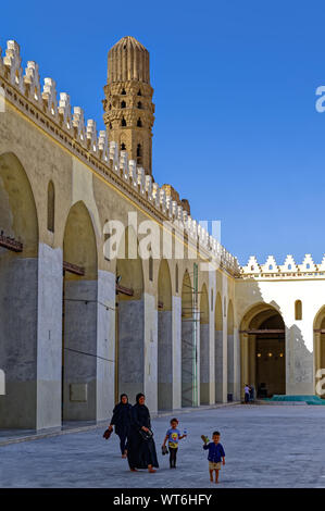 Worshippers walking across the courtyard of the al-hakim mosque in Cairo Stock Photo