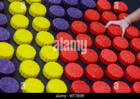 Manila, Philippines. 11th Sep, 2019. A girl holds a mooncake at a mall in Chinatown in Manila, the Philippines, Sept. 11, 2019. The Chinese Mid-Autumn Festival falls on Sept. 13 this year. Credit: Rouelle Umali/Xinhua/Alamy Live News Stock Photo