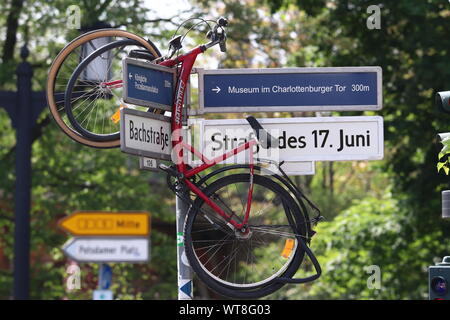 Fahrrad hängt über ein Straßenschild in Berlin, Straße des 17. Juni * Bicycle hangs over a road sign in Berlin, street of June 17th Stock Photo
