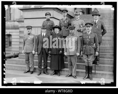 MEDALS, DECORATIONS, ETC. FOREIGN OFFICERS DECORATED BY SEC. BAKER Stock Photo