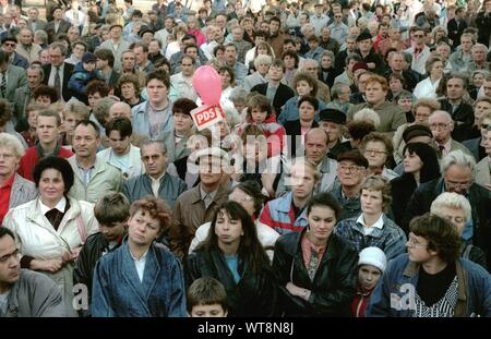 01 January 1990, Berlin, Beliebig: Saxony-Anhalt/GDR/1990 election campaign Gregor Gysi, PDS, talks, marketplace in Bitterfeld, election to the state parliaments. GDR citizens // Agreement/Parties/Landtag/GDR politics Photo: Paul Glaser/dpa-Zentralbild/ZB Stock Photo