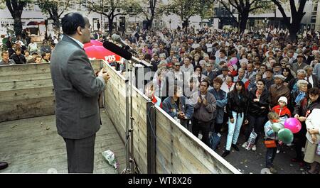 01 January 1990, Berlin, Beliebig: Saxony-Anhalt/GDR/1990 election campaign Gregor Gysi, PDS, talks, marketplace in Bitterfeld, election to the state parliaments. GDR citizens // Agreement/Parties/Landtag/GDR politics Photo: Paul Glaser/dpa-Zentralbild/ZB Stock Photo