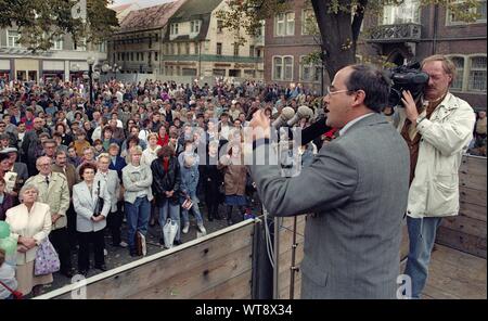 01 January 1990, Berlin, Beliebig: Saxony-Anhalt/GDR/1990 election campaign Gregor Gysi, PDS, talks, marketplace in Bitterfeld, election to the state parliaments. GDR citizens // Agreement/Parties/Landtag/GDR politics Photo: Paul Glaser/dpa-Zentralbild/ZB Stock Photo