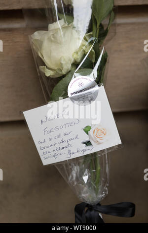 Grosvenor Square, London, UK. 9th Sep, 2019. People pay their respect at the memorial in the Square which was dedicated to 67 British victims of the 11 September 2001 terrorist attacks. Credit: Penelope Barritt/Alamy Live News