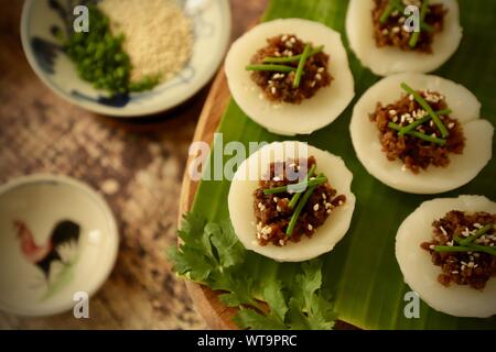 https://l450v.alamy.com/450v/wt9prc/chwee-kueh-vegetarian-dish-of-steamed-rice-water-cake-with-preserved-radish-topping-wt9prc.jpg