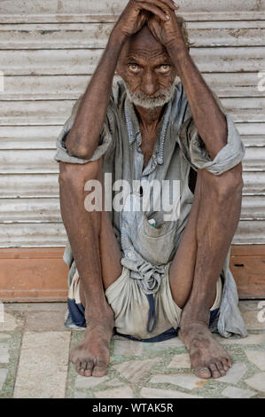 Senior homeless man in the streets of Jodhpur Stock Photo