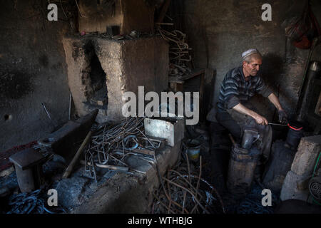 A forging master in a workshop in Old town of Kashgar city, Xinjiang Uygur Autonomous Region, China Stock Photo